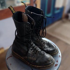 14 eyelet Lace up Doc Martens with zipper
